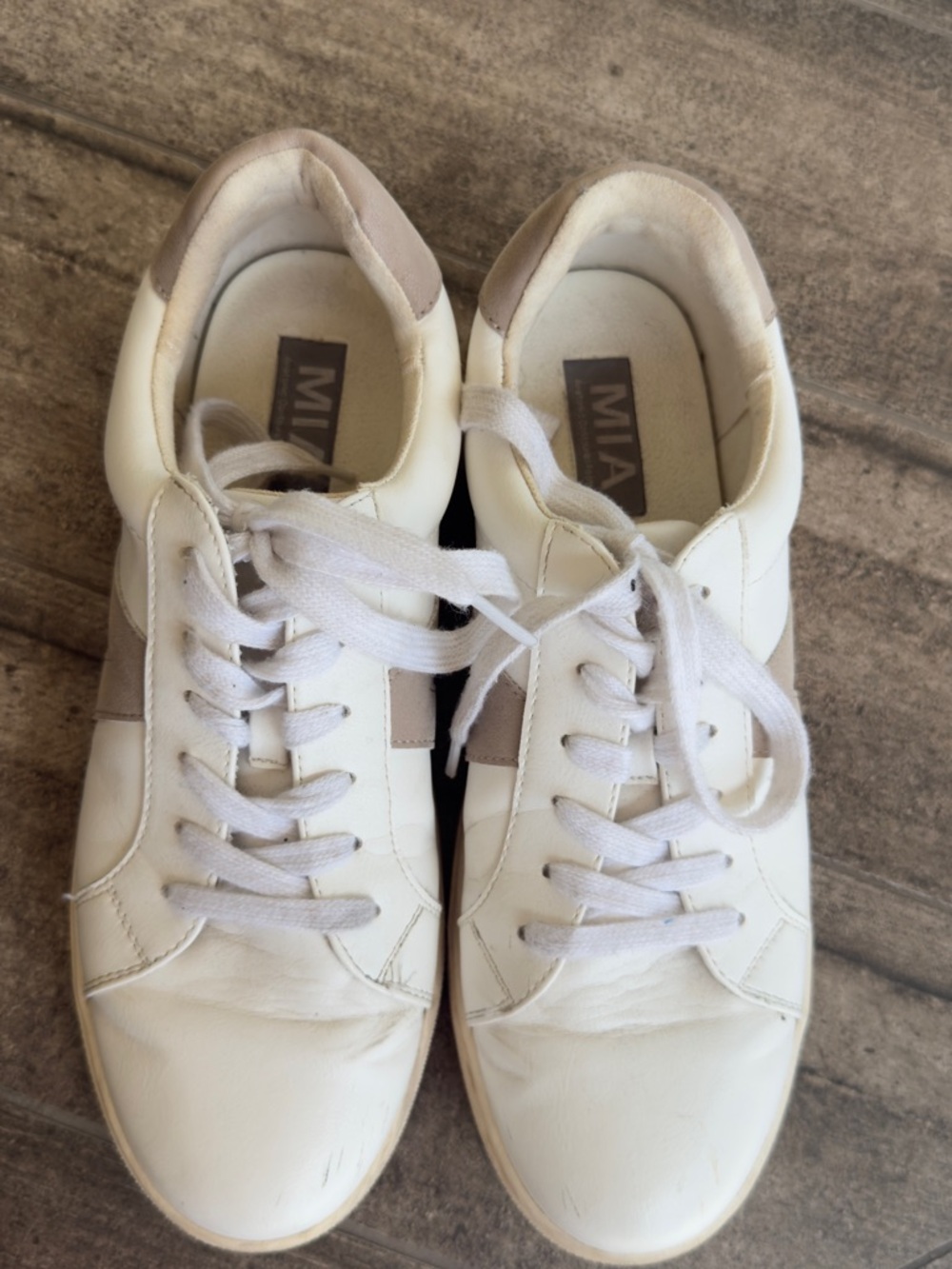 Mia Italia Shoes White and Beige Low-Top Sneakers 8.5 (sizing more like a 9)